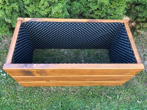 Štýlový drevený vyvýšený záhon v záhrade