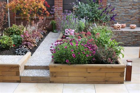 Zimný záhon s kvitnúcim jazmínom nahokvetým