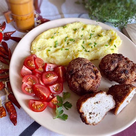 Ilustračná fotografia rôznych kusov bravčového mäsa (pliecko, krkovička, bok)