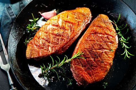 Fotografia hotových bravčových výpečkov s chrumkavou kôrkou, pripravených na servírovanie