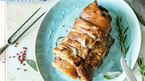 Fotografia šťavnatého pečeného bravčového pliecka s chrumkavou kôrkou