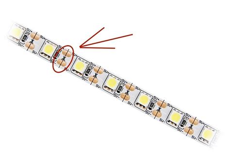 Detail LED grow pásika s označenými segmentmi na delenie