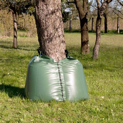 Zavlažovací vak pre mladé stromy, zabezpečujúci rovnomerný prísun vody ku koreňom