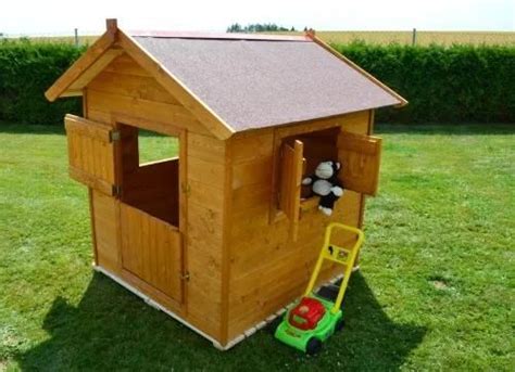 Ilustračná fotografia dreveného detského domčeka s rôznymi doplnkami