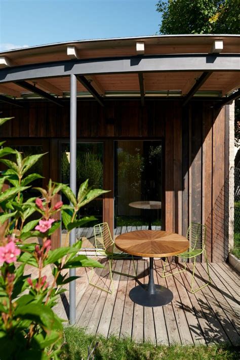 Okná orientované na západ alebo juh poskytujú ideálne svetelné podmienky pre africké fialky