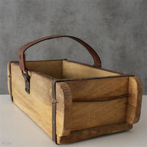 Množiarenská debnička s polovyzretými odrezkami prikrytá fóliou.