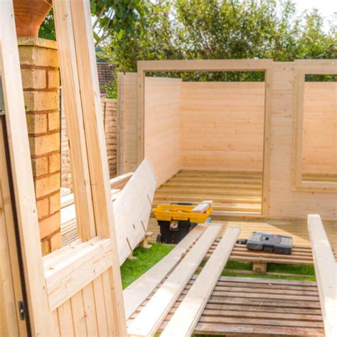 Detail dreveného povrchu záhradného domčeka ošetreného lazúrou.