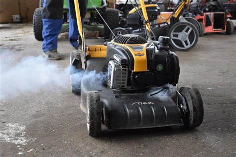 Fotografia rôznych typov rotačných kosačiek, vrátane bubnových, listových a diskových.