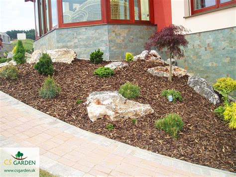 Ilustračné foto záhrady s mulčovacou kôrou