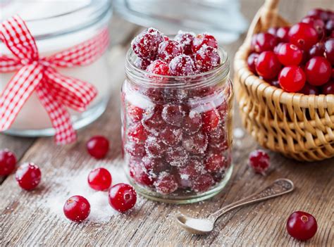 Koláž zobrazujúca rôzne formy využitia brusníc: čerstvé plody, džem, šťava, kozmetika.