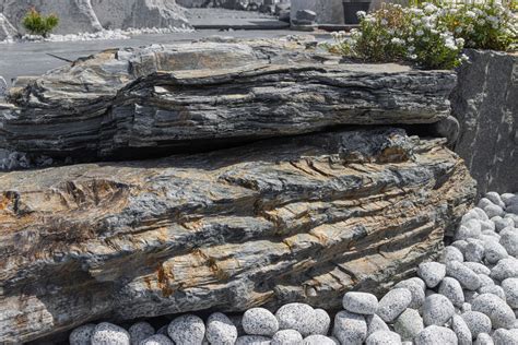 Solitérny kameň v strede upravenej záhrady.