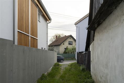 dom so stenou pokrytou paviničom