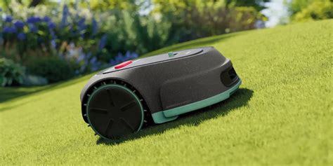 Robotická kosačka v akcii na záhrade