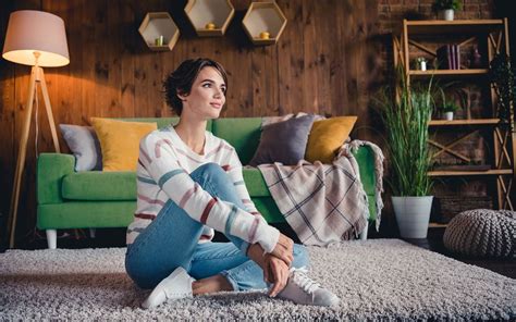 Zavesené zväzky tabakových listov sušiace sa v interiéri