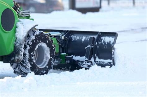 Ilustračná fotografia rôznych typov záhradnej techniky, ako sú kosačky, snehové frézy a záhradné traktory.