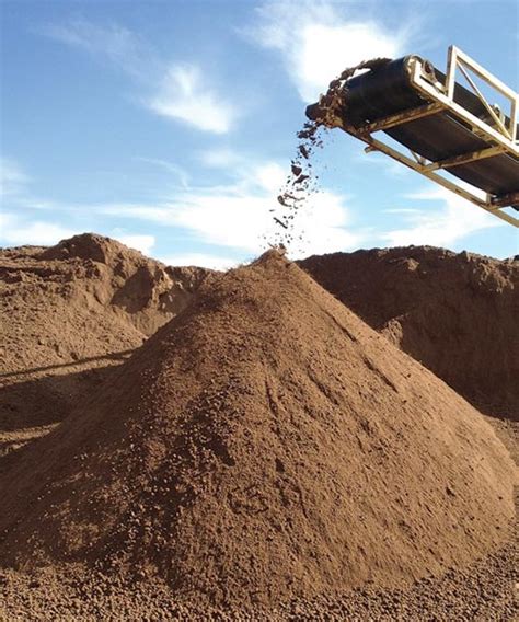 Ilustrácia rôznych typov zeminy: ornica, hnedozem, zásypová zemina