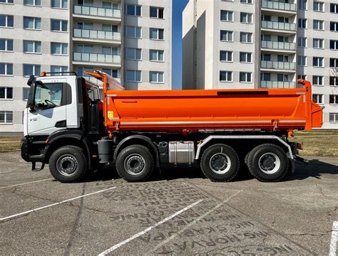 Nákladné auto sypúce zeminu na stavbe