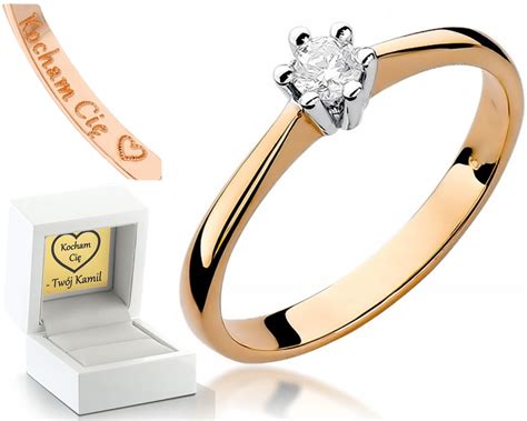 Záhradník odstraňuje zimnú ochranu z ružového kríka na jar.