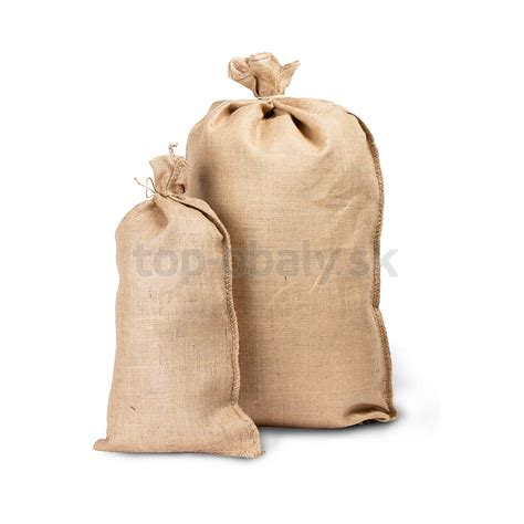 Vrece s granulovaným trávnikovým hnojivom.