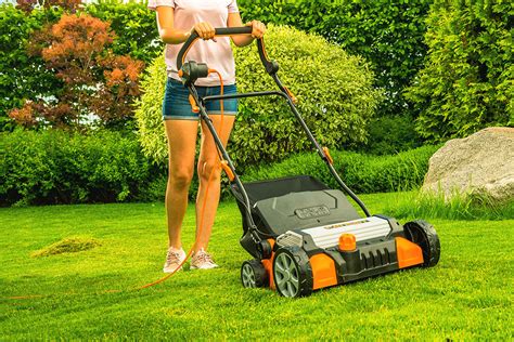 Detail vertikutátora s nožmi odstraňujúcimi plsť z trávnika.