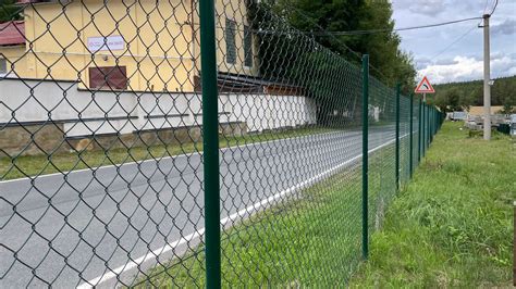 Náčrt alebo schéma správneho umiestnenia pletiva na dne a stenách výkopu