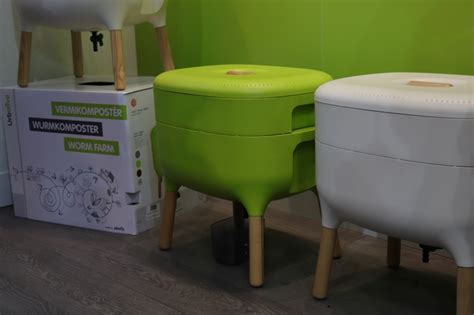 viacposchodový vermikompostér s otvormi na presúvanie dážďoviek