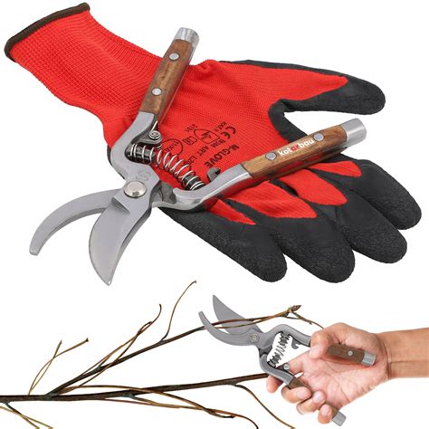 Záhradnícke nožnice a rukavice pripravené na strihanie