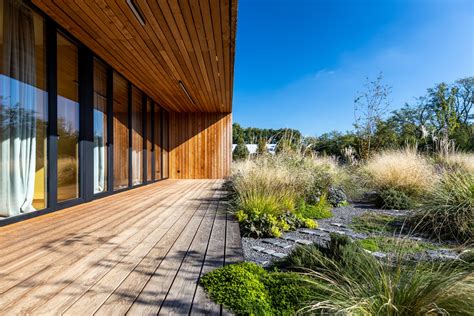 Ilustračná fotografia rôznych typov umelého trávnika v rôznych prostrediach - záhrada, terasa, balkón