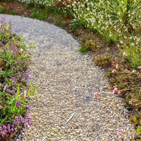 Detail priepustnej pôdy so štrkom pre skalničky