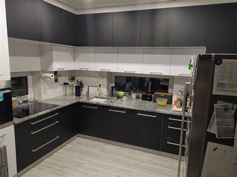 Bonsaj umiestnený pri okne s dostatkom nepriameho svetla.