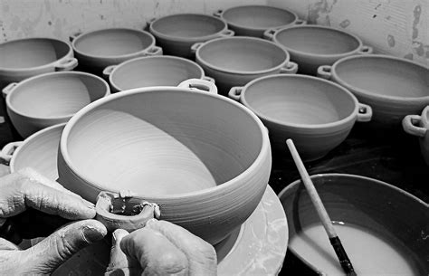 Ilustrácia správneho zalievania bonsaja ponorením misky do vody.