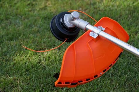 Fotografia adaptéra na krovinorez, ktorý premení krovinorez na kultivátor