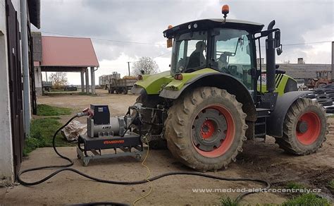 Ilustračná fotografia neseného postrekovača pripojeného k traktoru