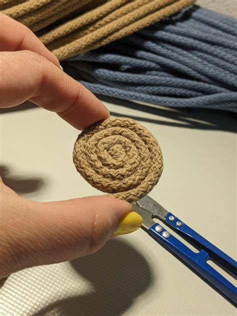 Ukážka rôznych farebných paracordových šnúr na tréning uzlov