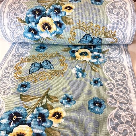 kvety vičenca vikolistého s motýľom