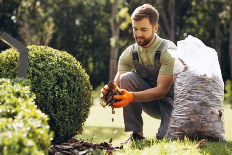 záhradník kypri pôdu rýľom