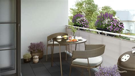 Záber na balkón s kvetináčmi osadenými ďatelinou plazivou tvoriacou efektné previsy.