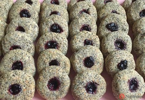 kuchynská fotografia s makovými koláčikmi a makovými semienkami