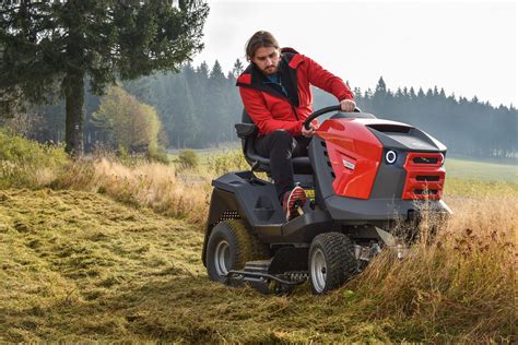 Schematický nákres traktora SECO STARJET s vyznačením kľúčových komponentov ako motor, kosiaca jednotka, zberný koš a nápravy.