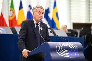 Ilustrácia rôznych druhov budlejí s ich charakteristickými kvetmi.