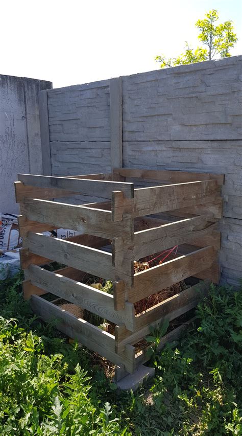 koláž rôznych typov kompostérov: drevený, plastový termokompostér, kompostér z paliet