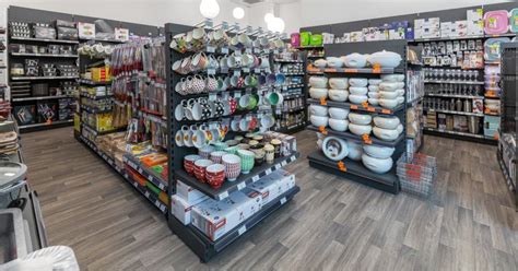 interiér jednej z predajní záhradníctva s prehľadne usporiadaným tovarom