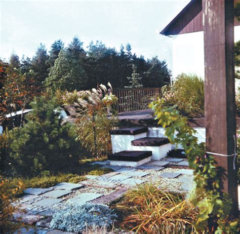 štrk v záhrade na chodníku