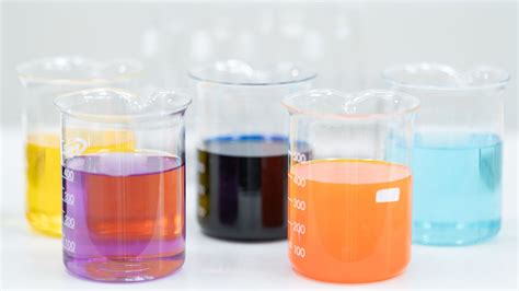 Schéma znázorňujúca hlavné účinné látky silice materinej dúšky a ich pôsobenie