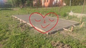 Proces betonáže základovej dosky pre záhradný domček