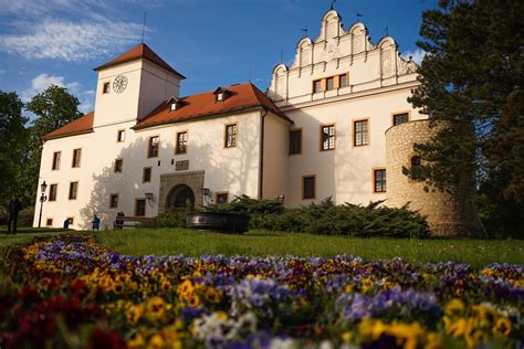 Infografika zobrazujúca hlavné turistické atrakcie Moravského Krasu a ich vzdialenosti od vybraných ubytovacích zariadení