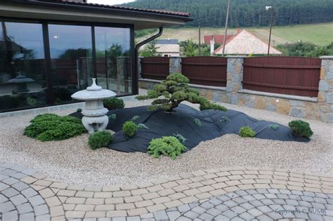 záhrada s vysadeným včelím stromom