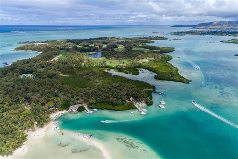 luxusné golfové ihrisko na ostrove Île aux Cerfs s výhľadom na more