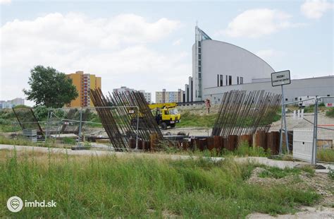 Fotografia drviča betónu pracujúceho na stavbe