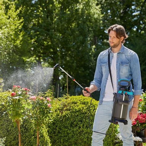 Obrázok ručného postrekovača Gardena EasyPump, zdôrazňujúci jeho batériovú prevádzku a ergonomický dizajn.